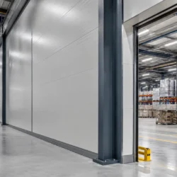 Fachada sectorizada con panel sándwich en nave industrial moderna