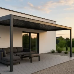 Porche panel sandwich moderno con estructura metálica gris