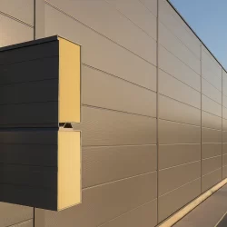 Fachada industrial con paneles sándwich metálicos