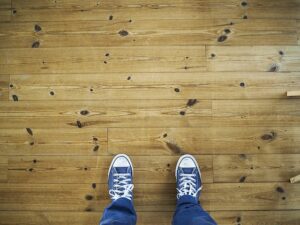 Tarimas de madera vs. suelos laminados_ ¿Cuál es la mejor opción_
