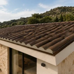 Cubierta residencial con panel sándwich teja albero envejecido, mostrando textura imitación teja y remates metálicos bien instalados